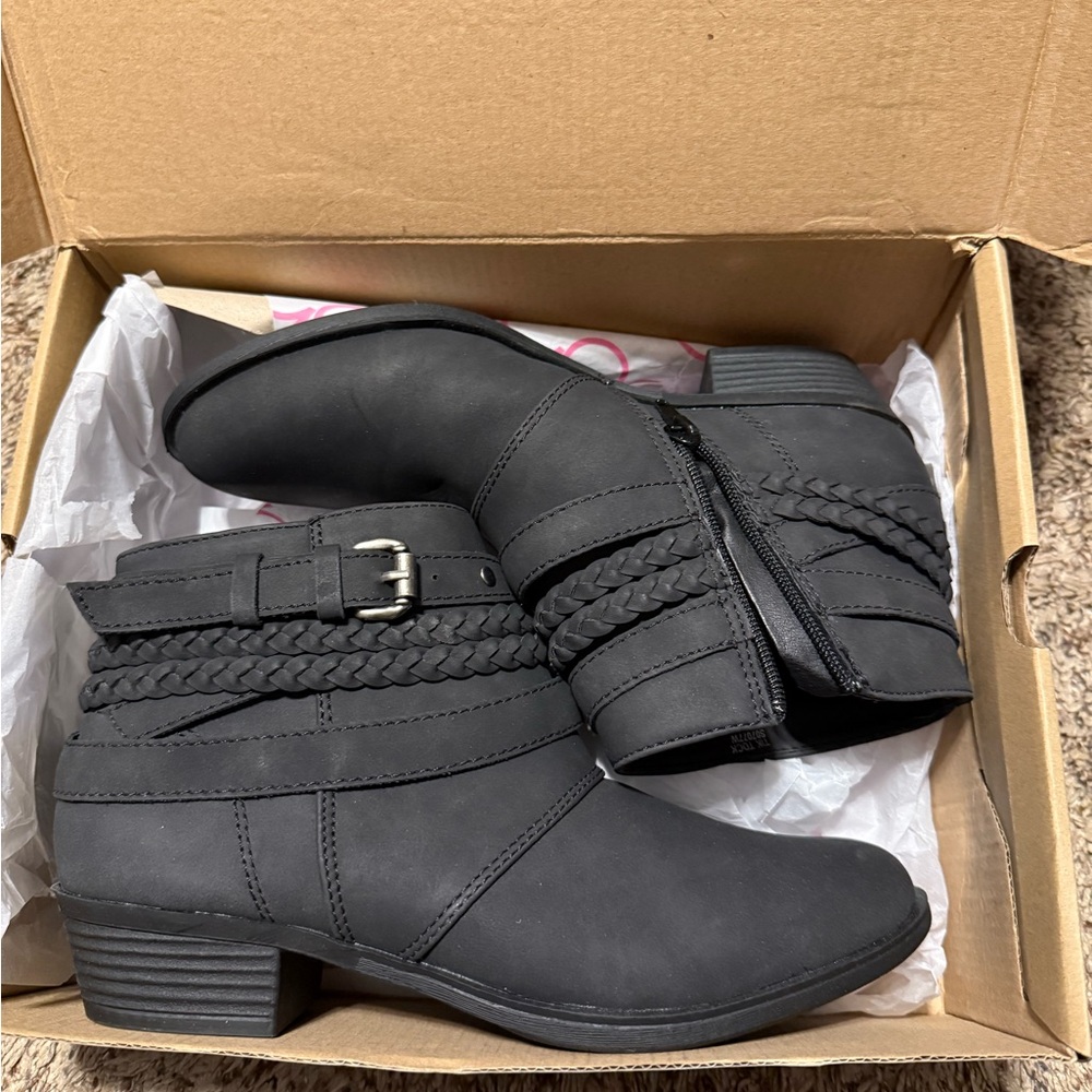 Sleek Black Ankle Booties with Chunky Heel and Side Zipper